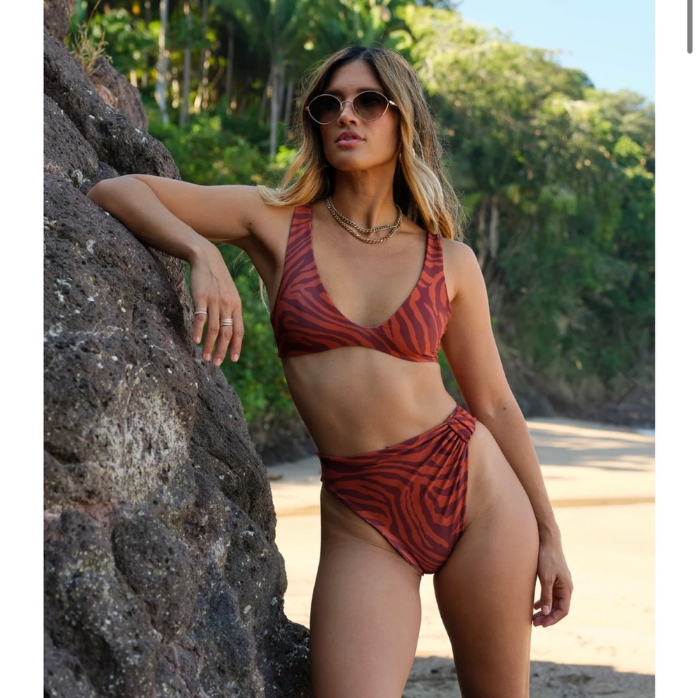 Skatie swimsuit buttoms in style June and color beachwood